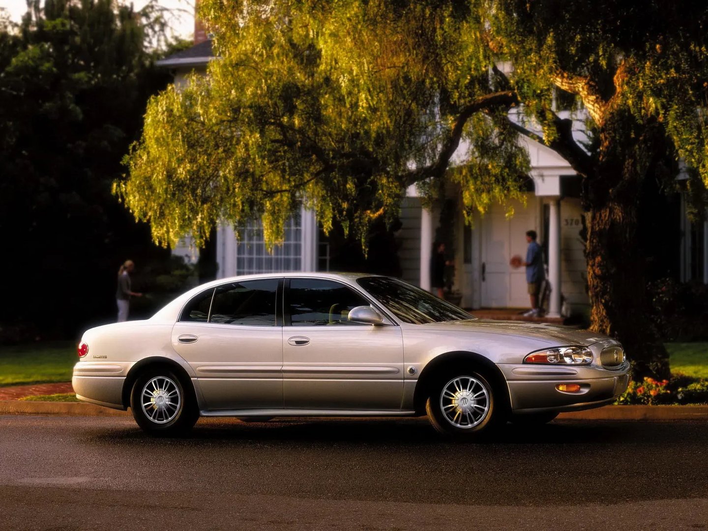 Buick_LeSabre_8_generation__Sedan__8.jpg