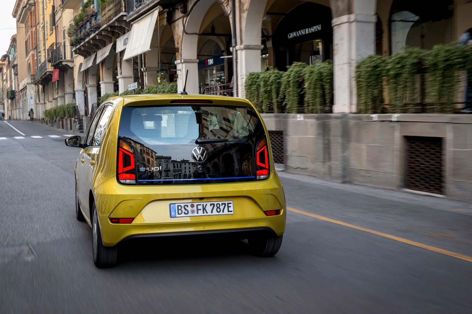 Volkswagen_up!_1_generation_restyling_1__Mini_5-doors__13.jpg