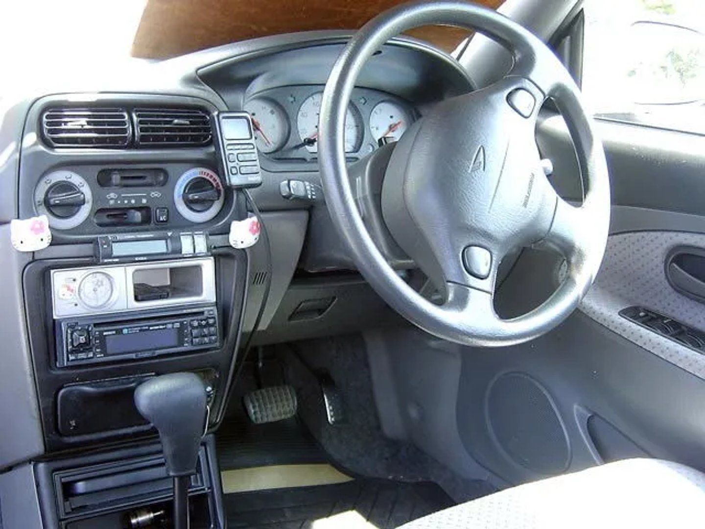 Daihatsu_Opti_2_generation__Sedan__4.jpg