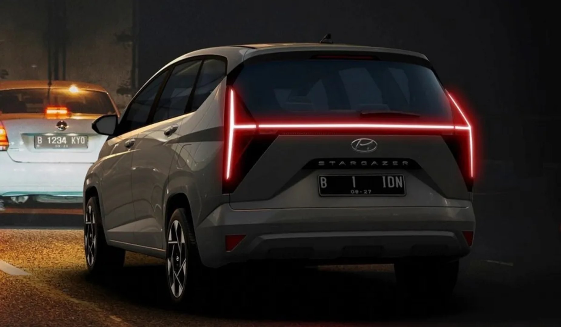 Hyundai_Stargazer_1_generation__Compact_Van__1.jpg