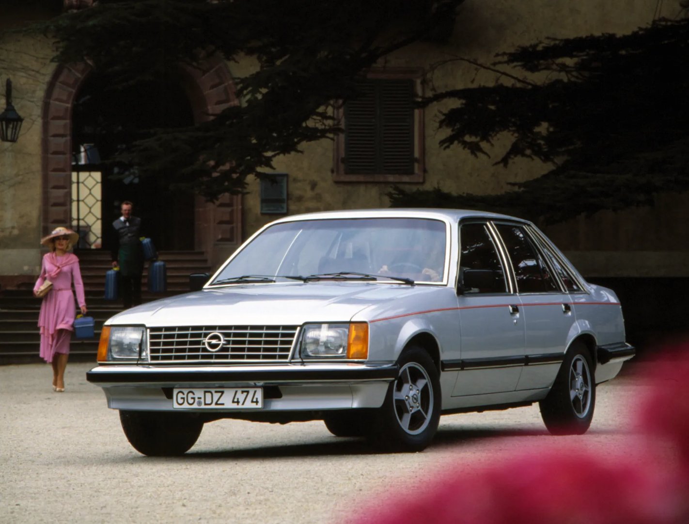 Opel_Senator_1_generation__Sedan__1.jpg