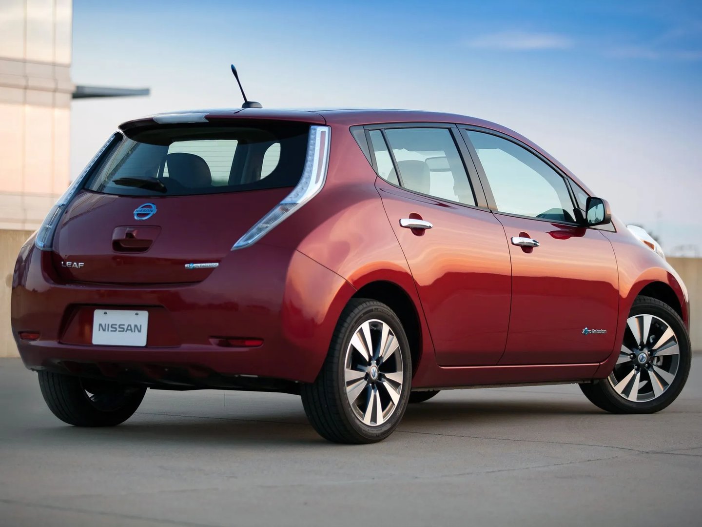 Nissan_Leaf_1_generation__Hatchback_5-door__2.jpg