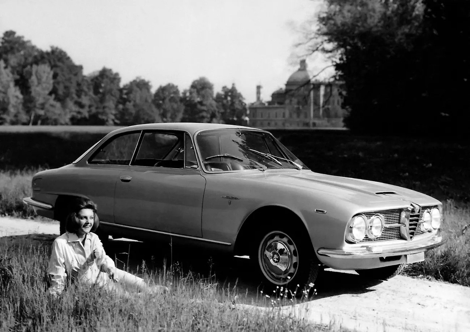 Alfa Romeo_2600_1_generation__Coupe__1.jpg