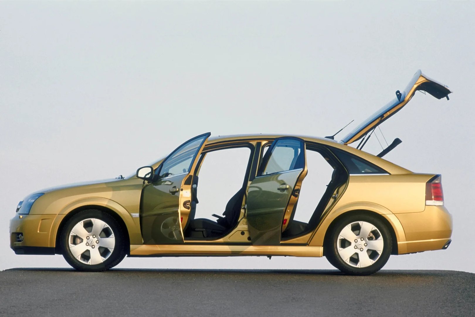 Opel_Vectra_3_generation__Liftback__6.jpg