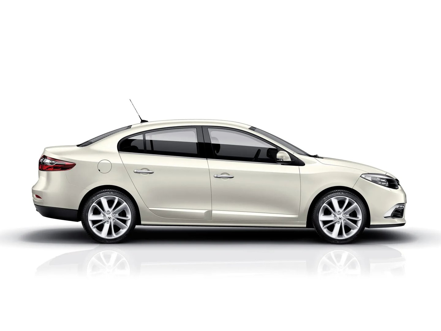 Renault_Fluence_1_generation_restyling__Sedan__2.jpg