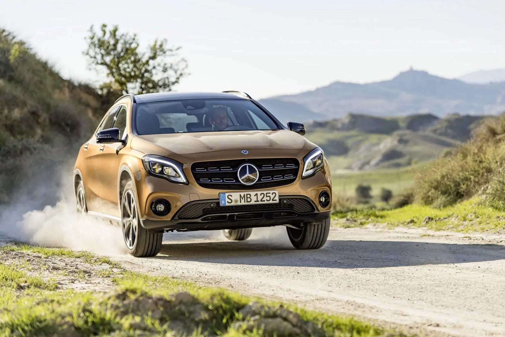 Mercedes_GLA_1_generation_restyling__SUV_5-doors__1.jpg