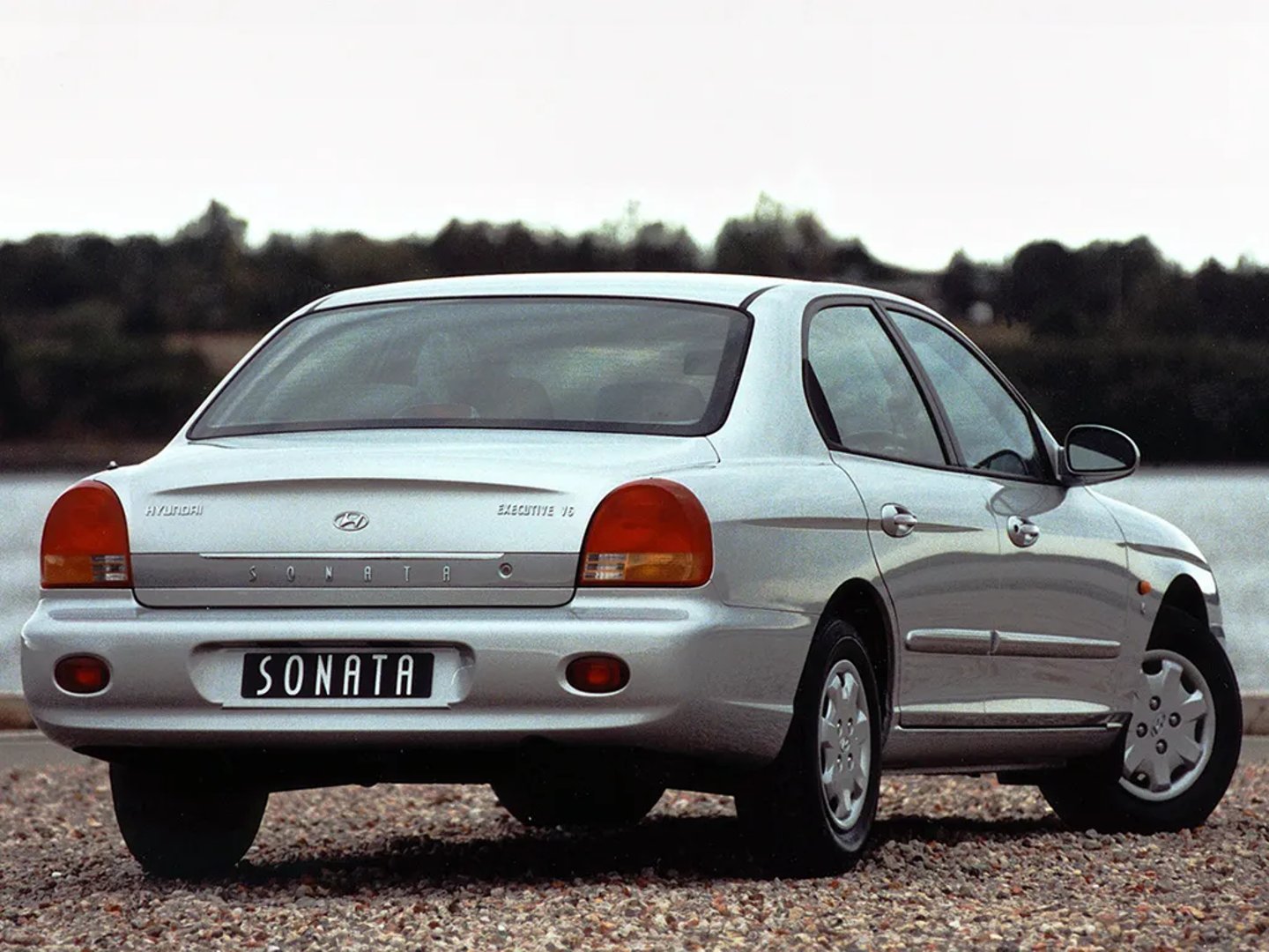 Hyundai_Sonata_4_generation__Sedan__3.jpg