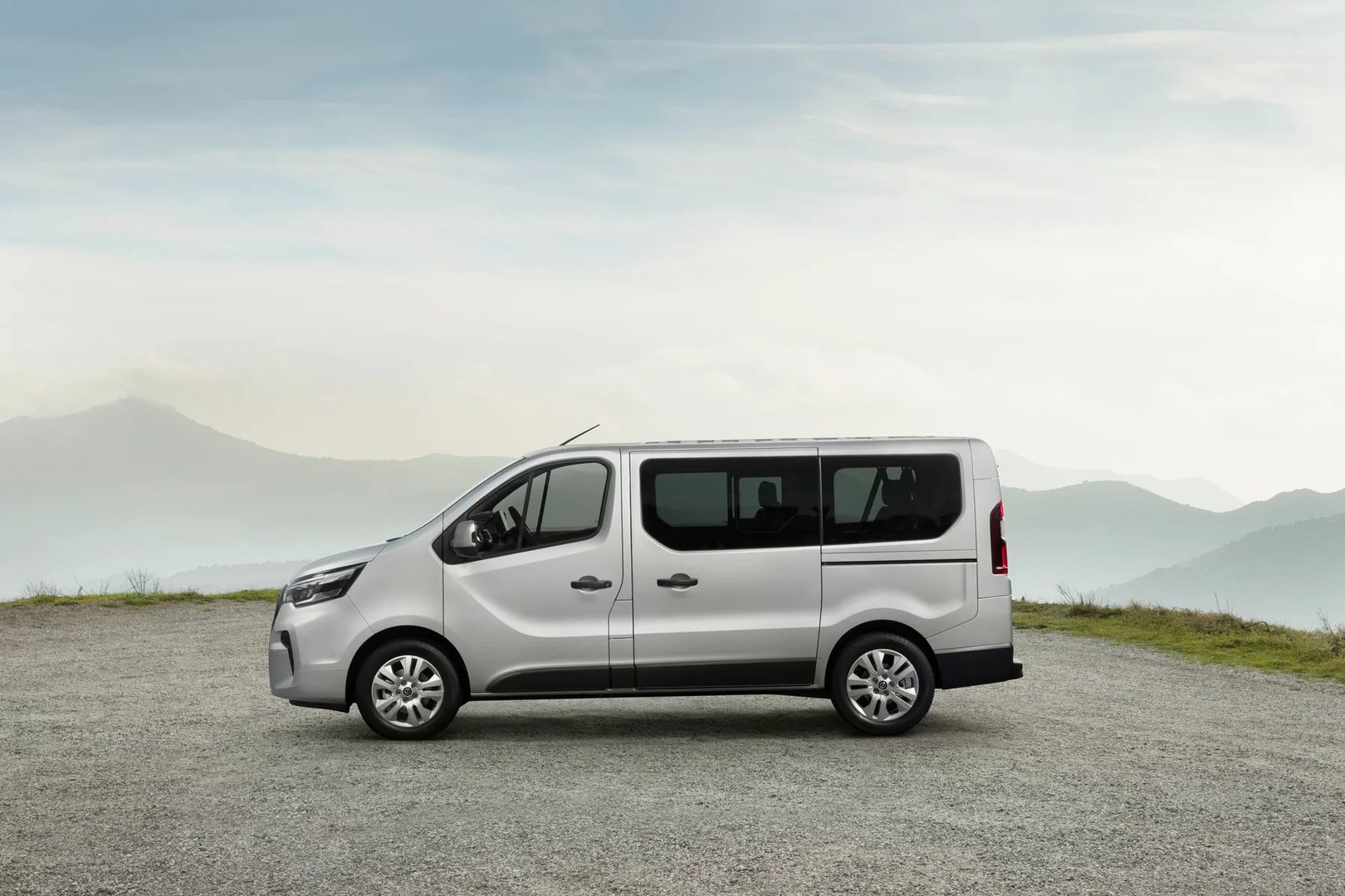 Nissan_NV300_1_generation_restyling_1__Minivan__4.jpg