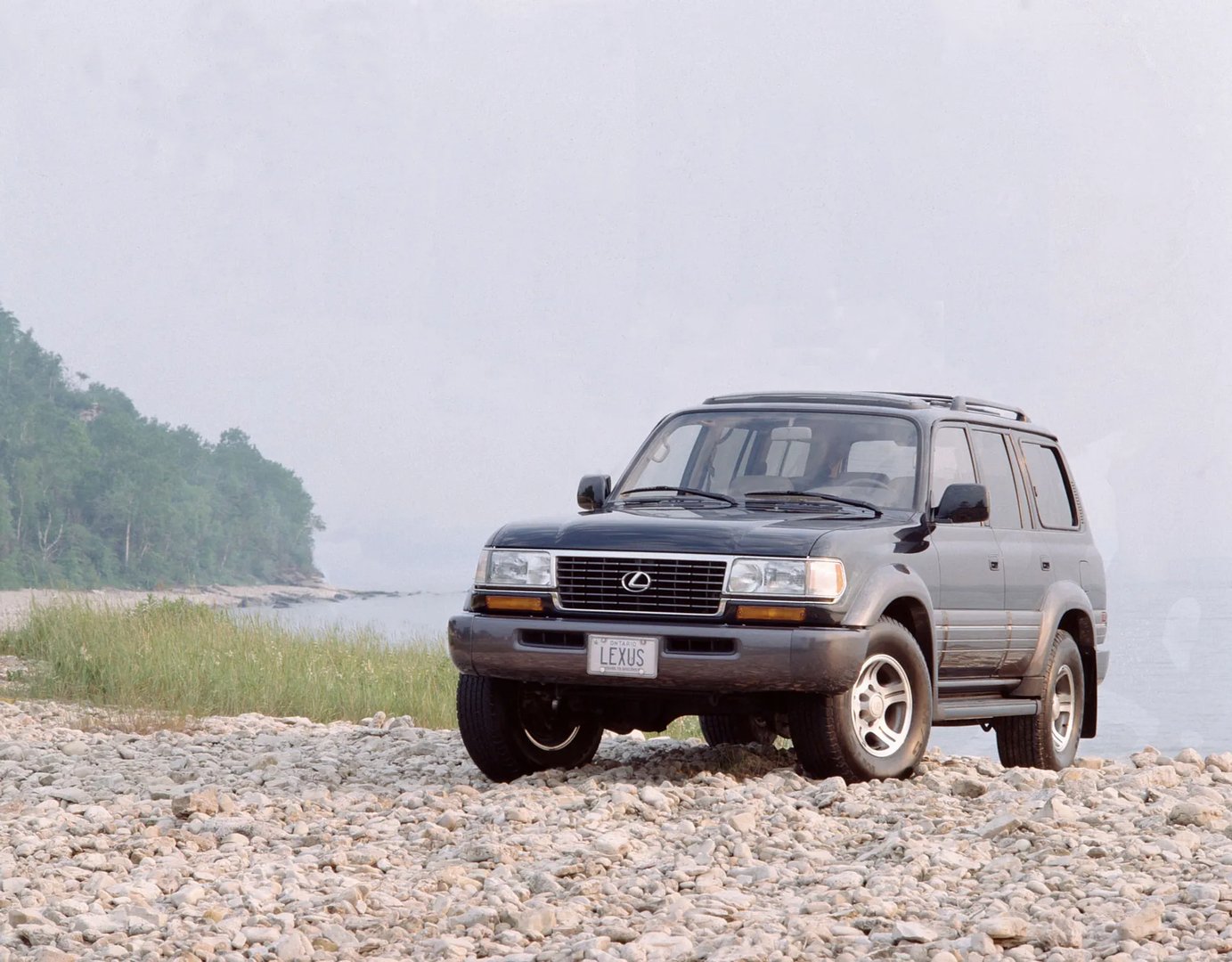 Lexus_LX_1_generation__SUV_5-doors__10.jpg