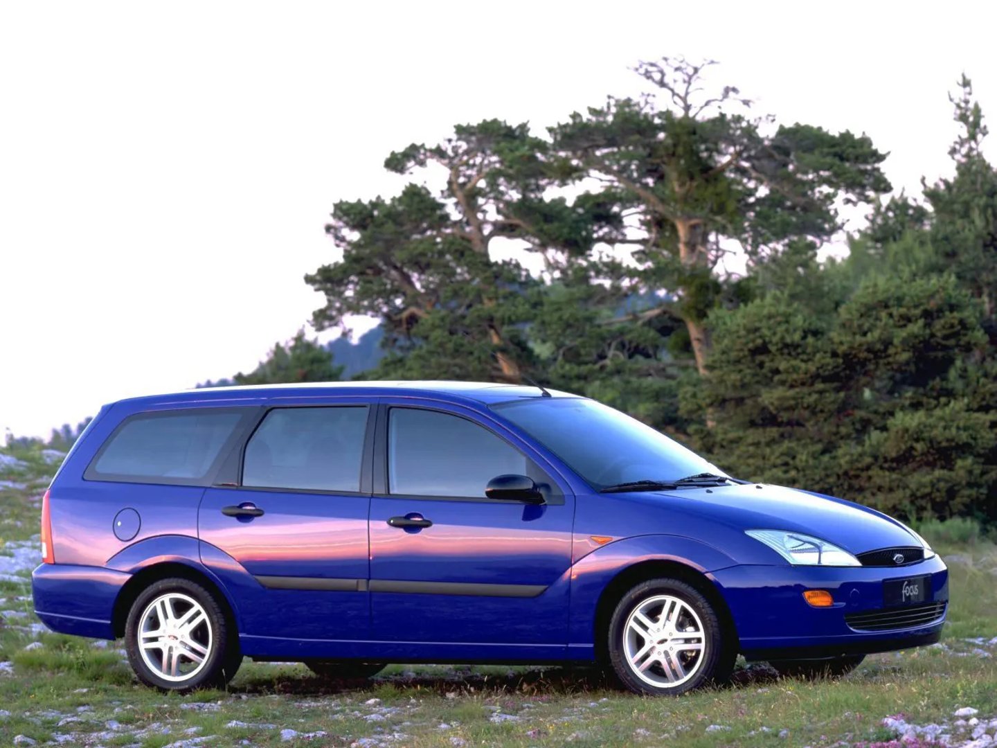 Ford_Focus_1_generation__Estate_5-door__7.jpg