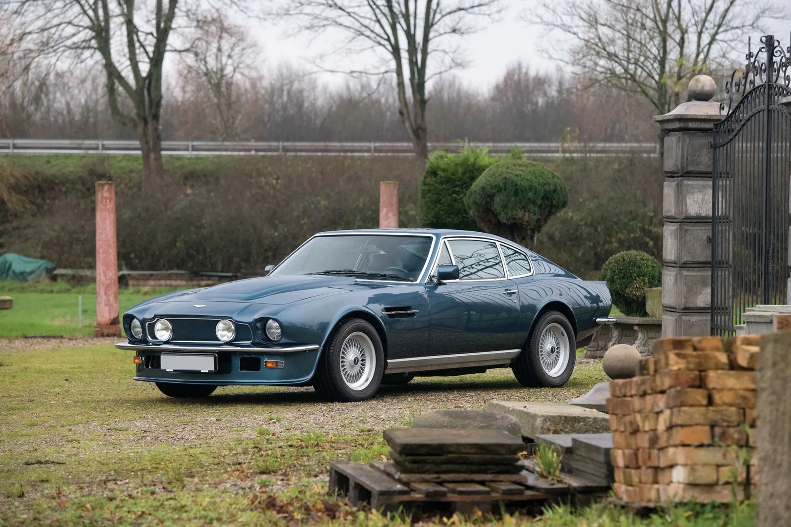 Aston Martin_Vantage_1_generation__Coupe__13.jpg