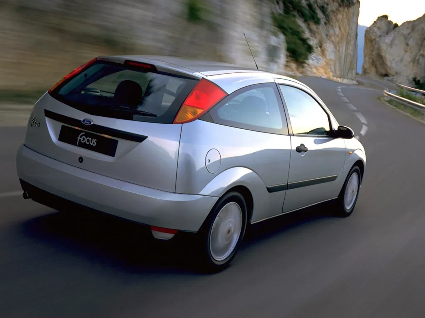 Ford_Focus_1_generation__Hatchback_3-door__2.jpg