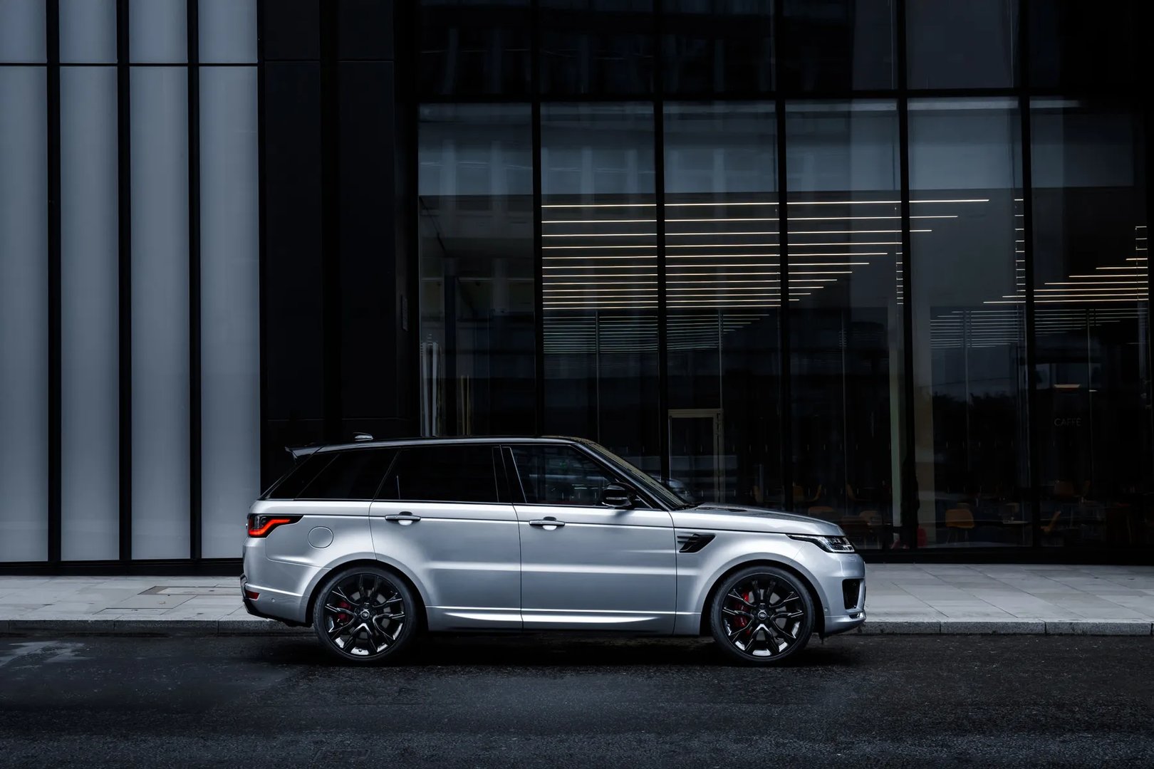 Land Rover_Range_Rover_Sport_2_generation_restyling__SUV_5-doors__3.jpg