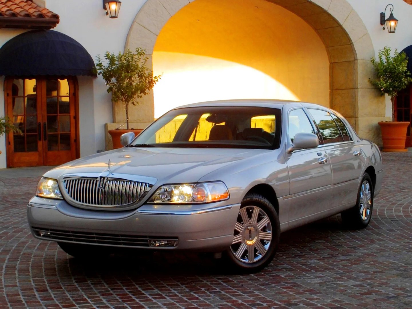Lincoln_Town_Car_3_generation_restyling__Sedan__4.jpg