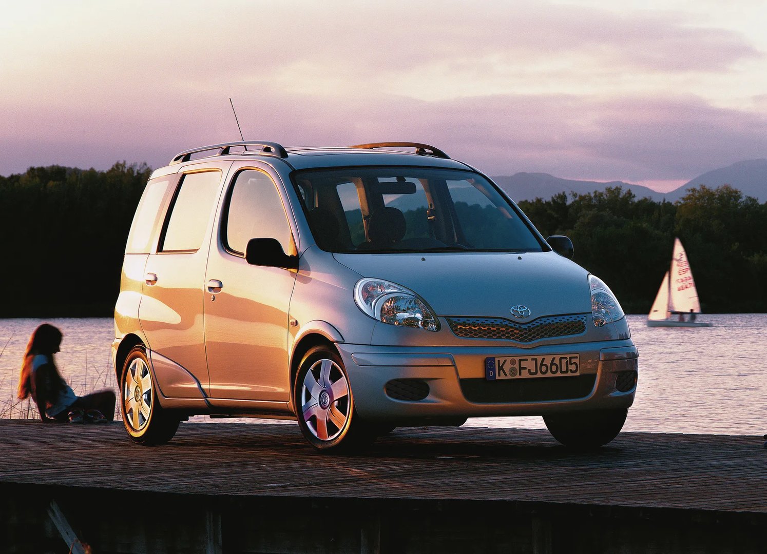 Toyota_Yaris_Verso_1_generation__Compact_Van__9.jpg