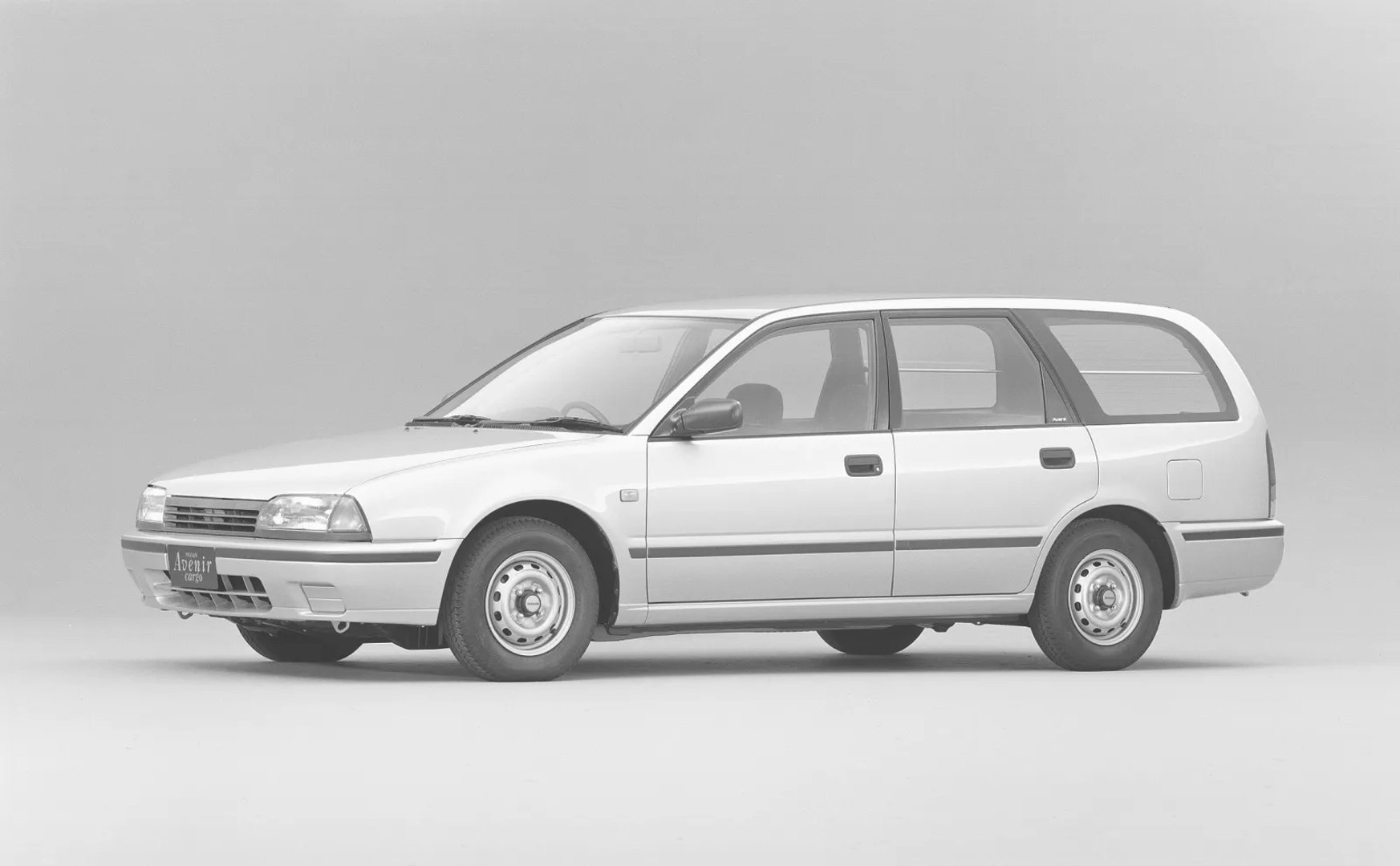 Nissan_Avenir_1_generation__Estate_5-door__1.jpg