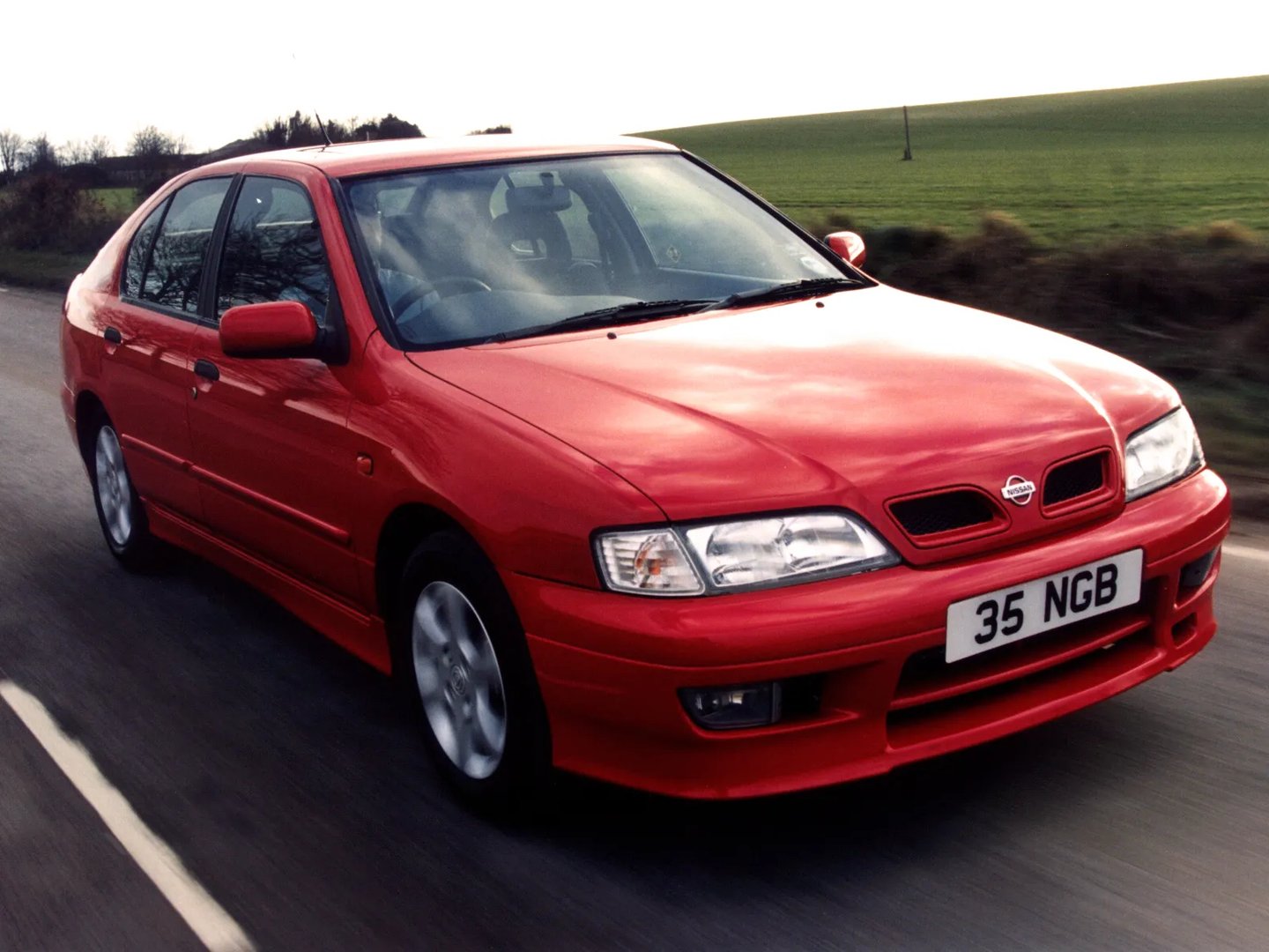Nissan_Primera_2_generation__Hatchback_5-door__2.jpg