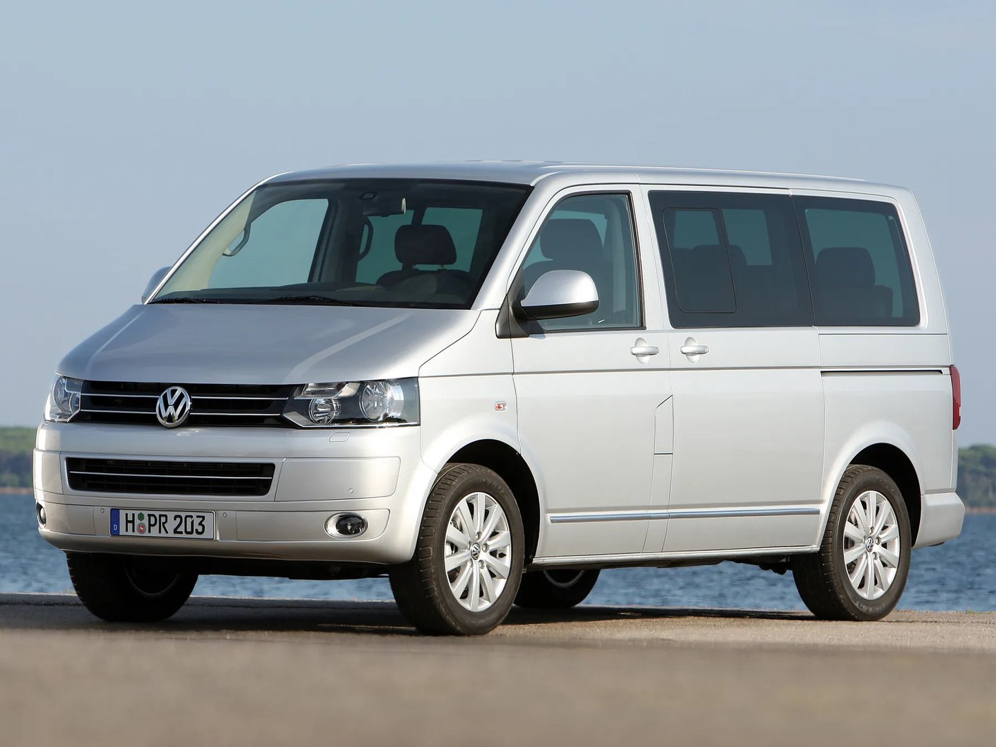 Volkswagen_Multivan_5_generation_restyling__Minivan__7.jpg