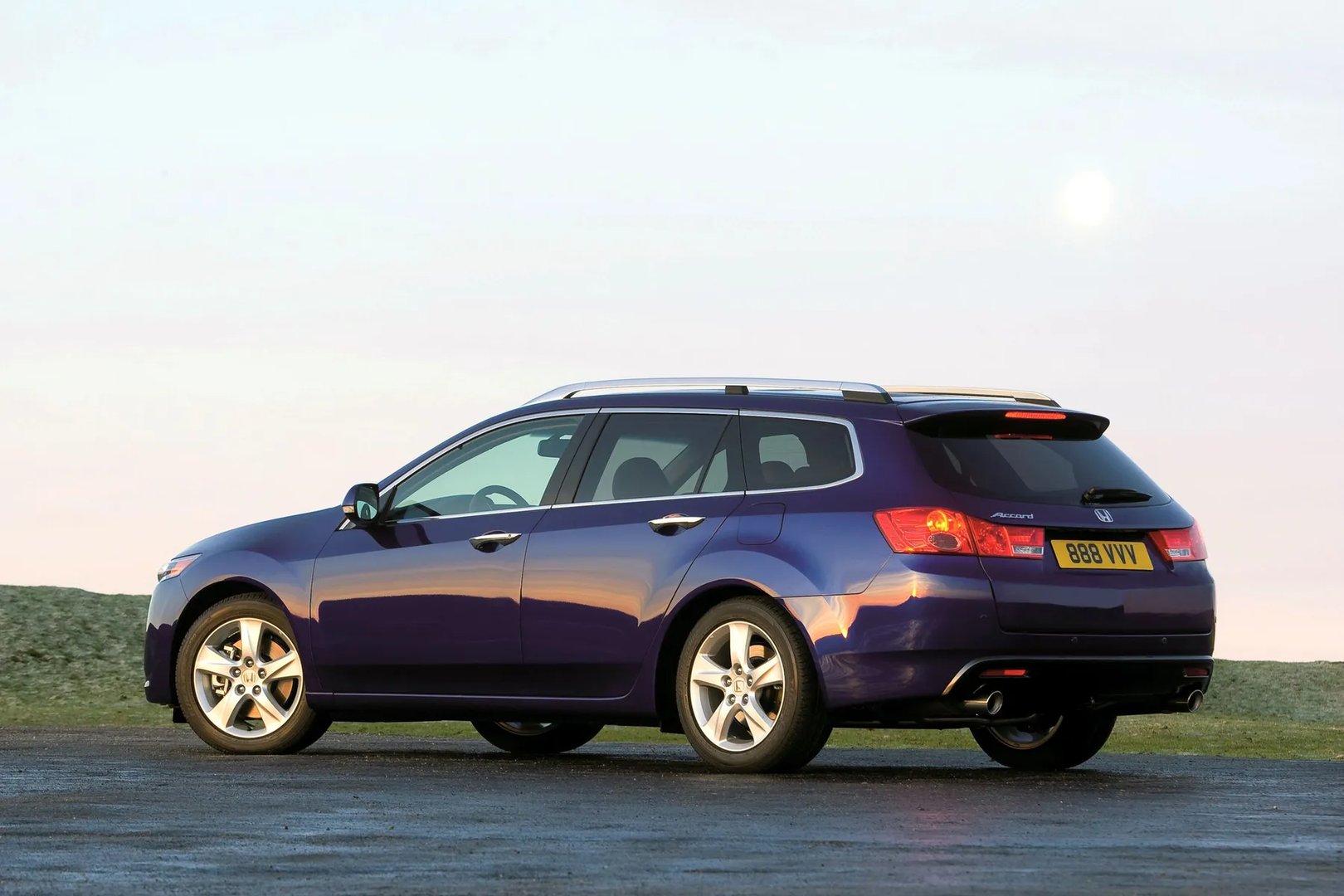 Honda_Accord_8_generation__Estate_5-door__2.jpg