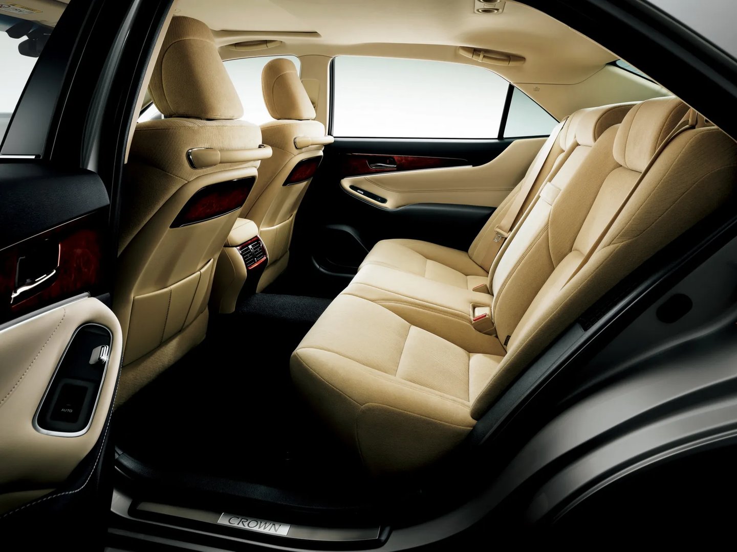 Toyota_Crown_Majesta_6_generation__Sedan__9.jpg