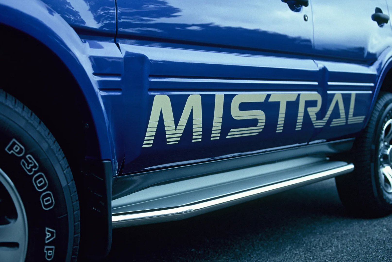 Nissan_Mistral_1_generation__SUV_5-doors__7.jpg
