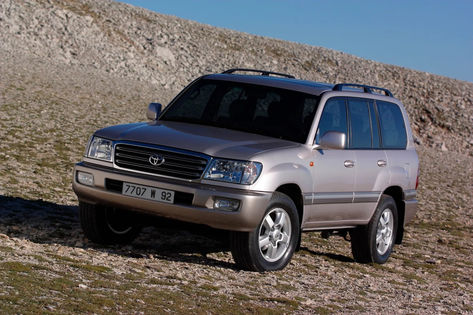 Toyota_LC_10_generation_restyling__SUV_5-doors__11.jpg