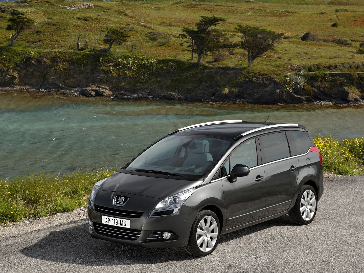 Peugeot_5008_1_generation__Compact_Van__6.jpg