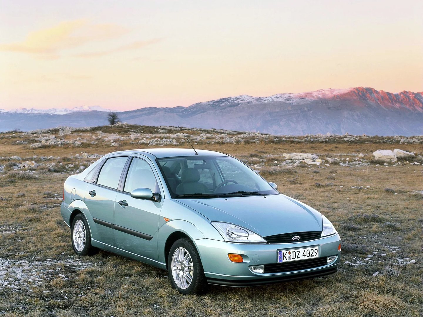 Ford_Focus_1_generation__Sedan__4.jpg