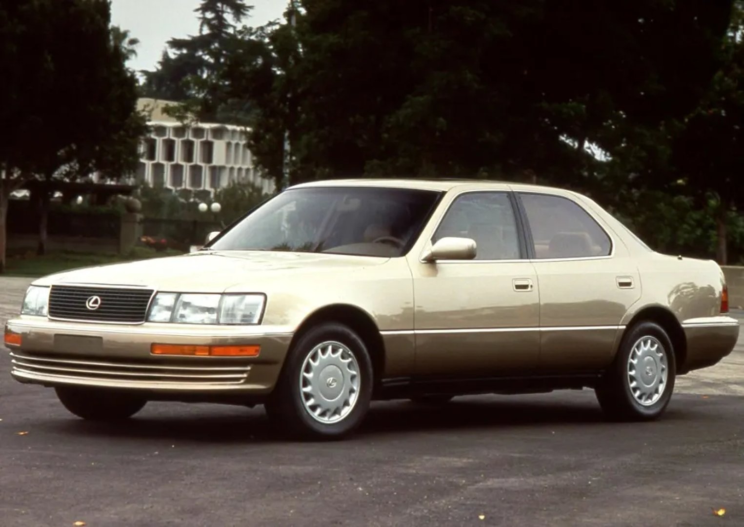 Lexus_LS_1_generation__Sedan__5.jpg