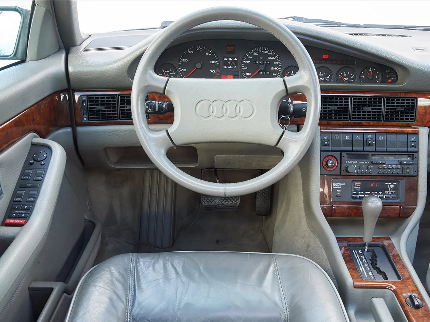 Audi_V8_1_generation__Sedan__12.jpg