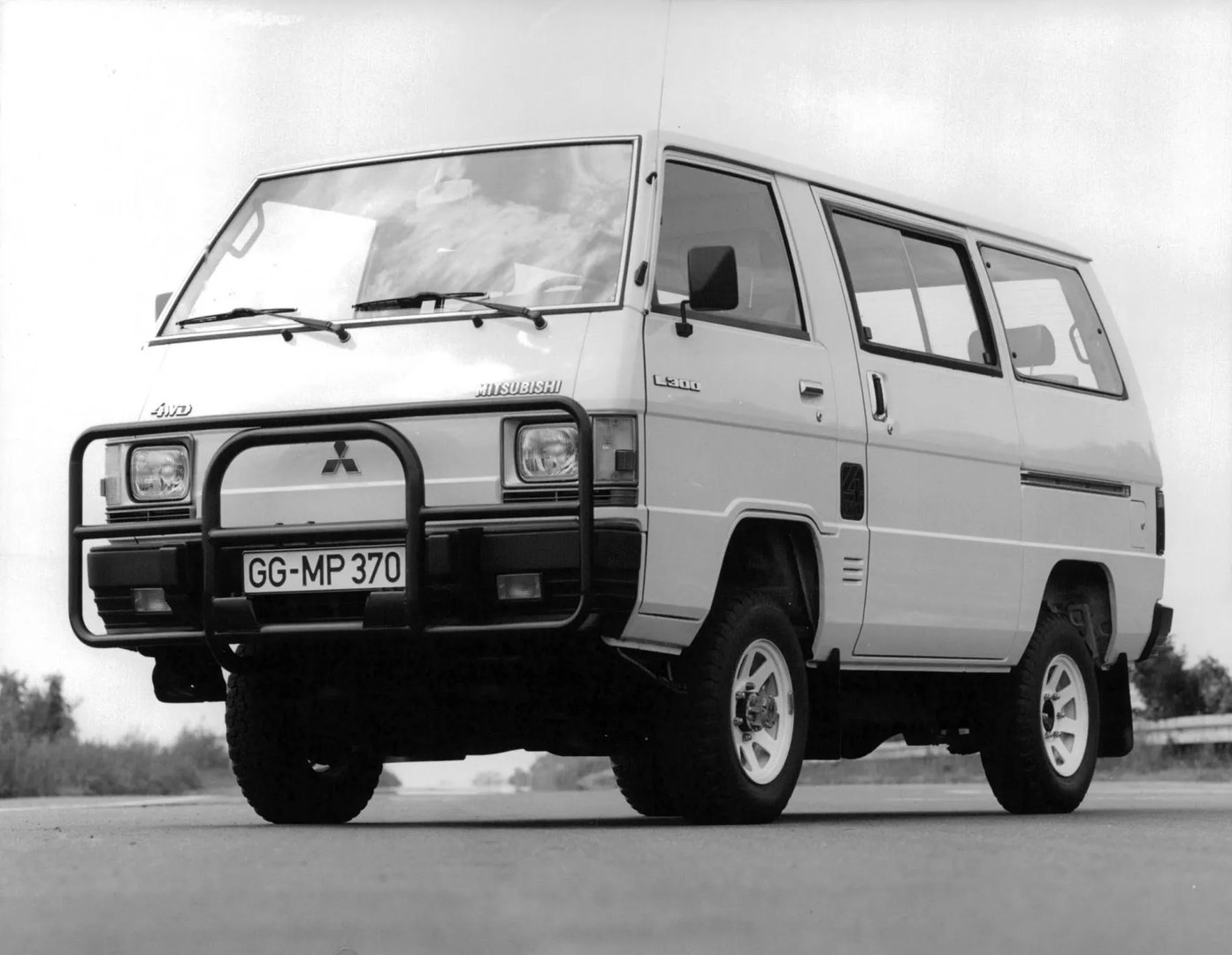 Mitsubishi_L300_1_generation__Minivan__2.jpg