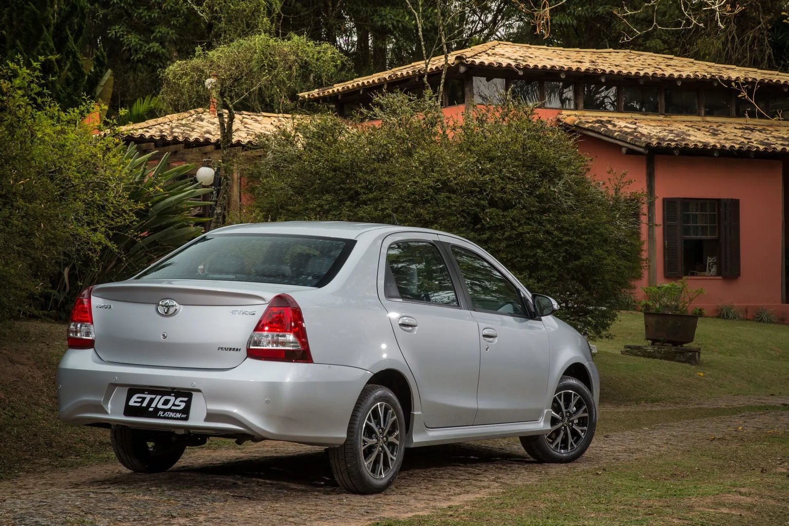 Toyota_Etios_1_generation_restyling__Sedan__3.jpg