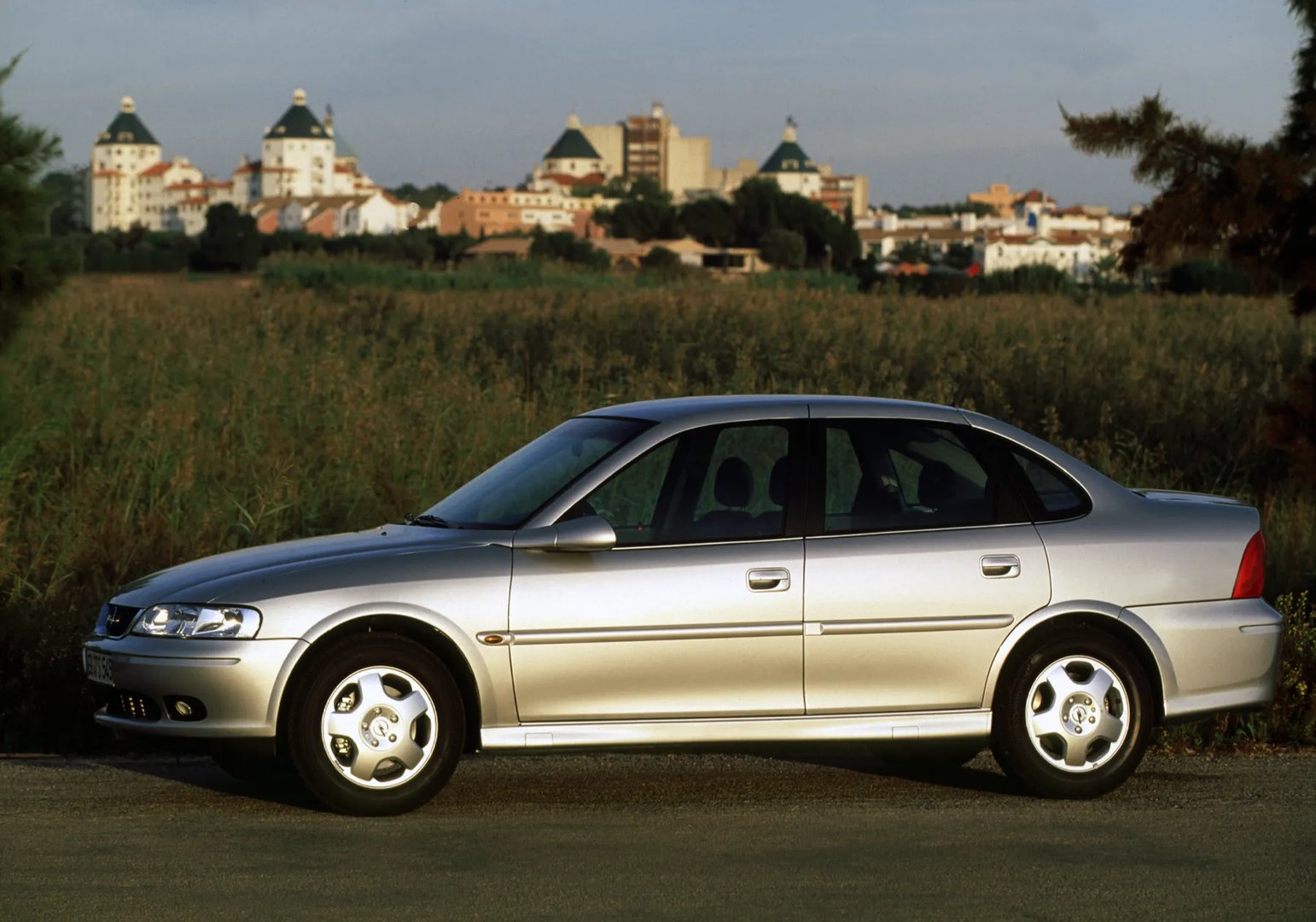 Opel_Vectra_2_generation_restyling__Sedan__9.jpg