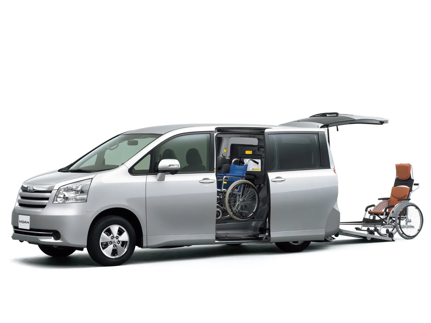 Toyota_Noah_2_generation__Minivan__3.jpg