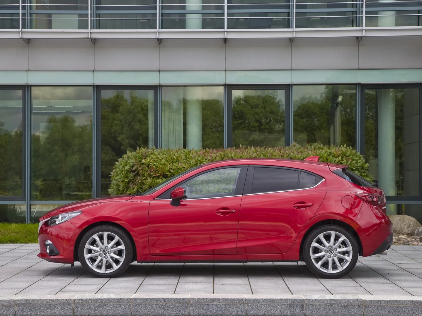 Mazda_3_3_generation__Hatchback_5-door__2.jpg