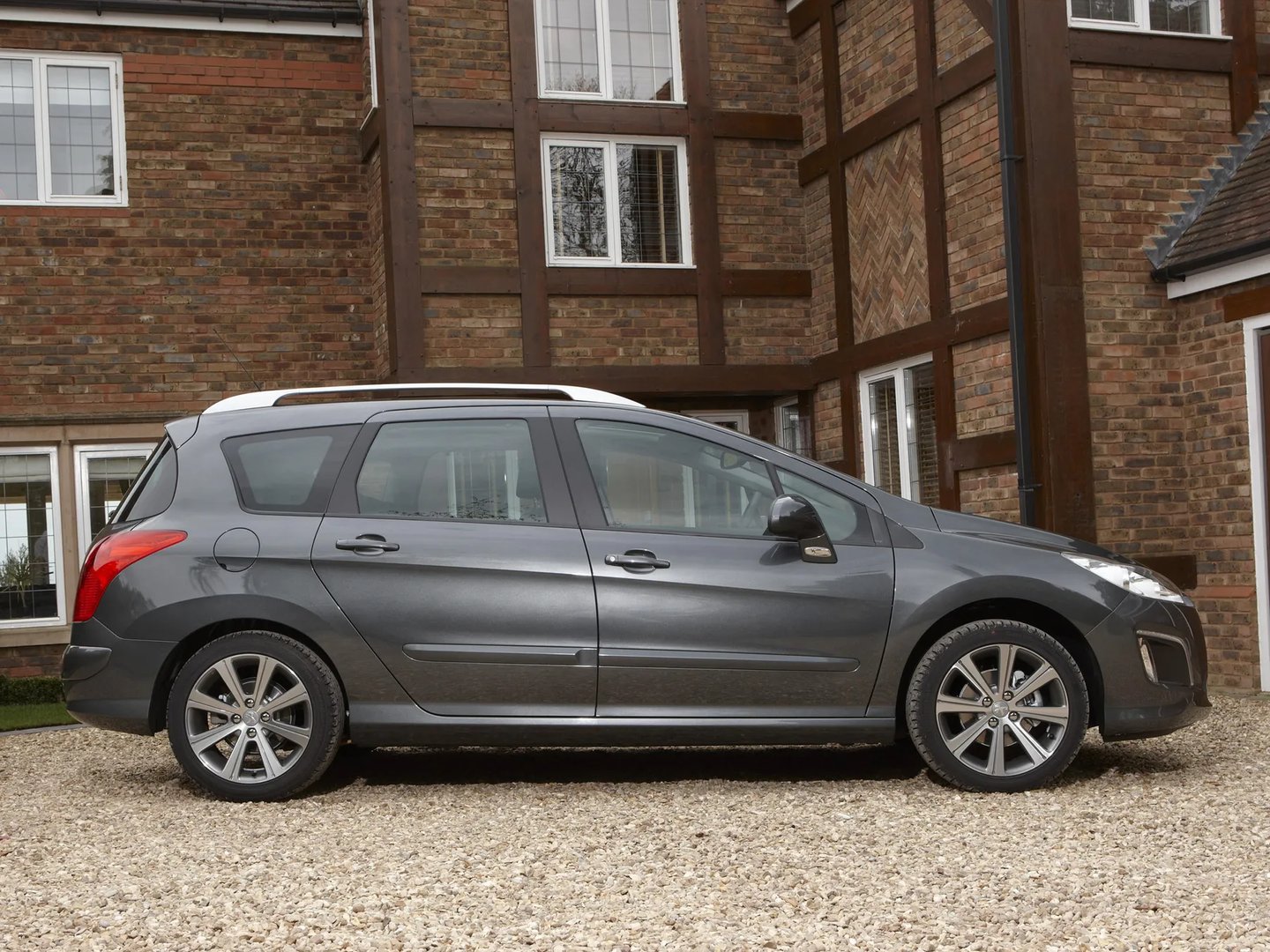 Peugeot_308_1_generation_restyling__Estate_5-door__1.jpg