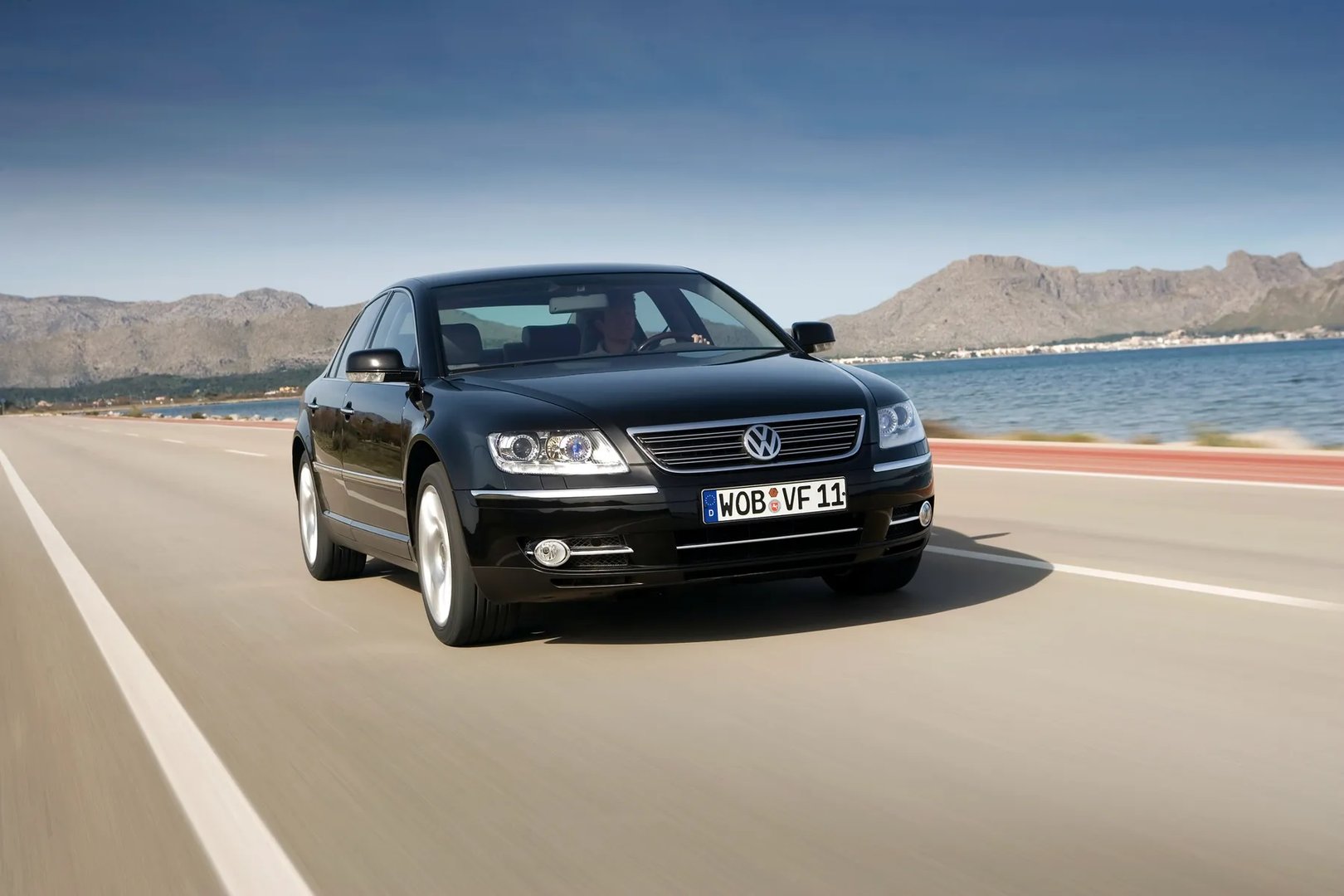 Volkswagen_Phaeton_1_generation_restyling__Sedan__13.jpg