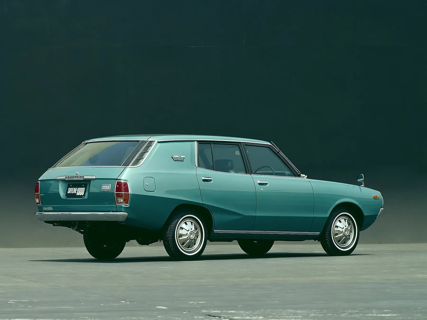 Nissan_Skyline_4_generation__Estate_5-door__2.jpg