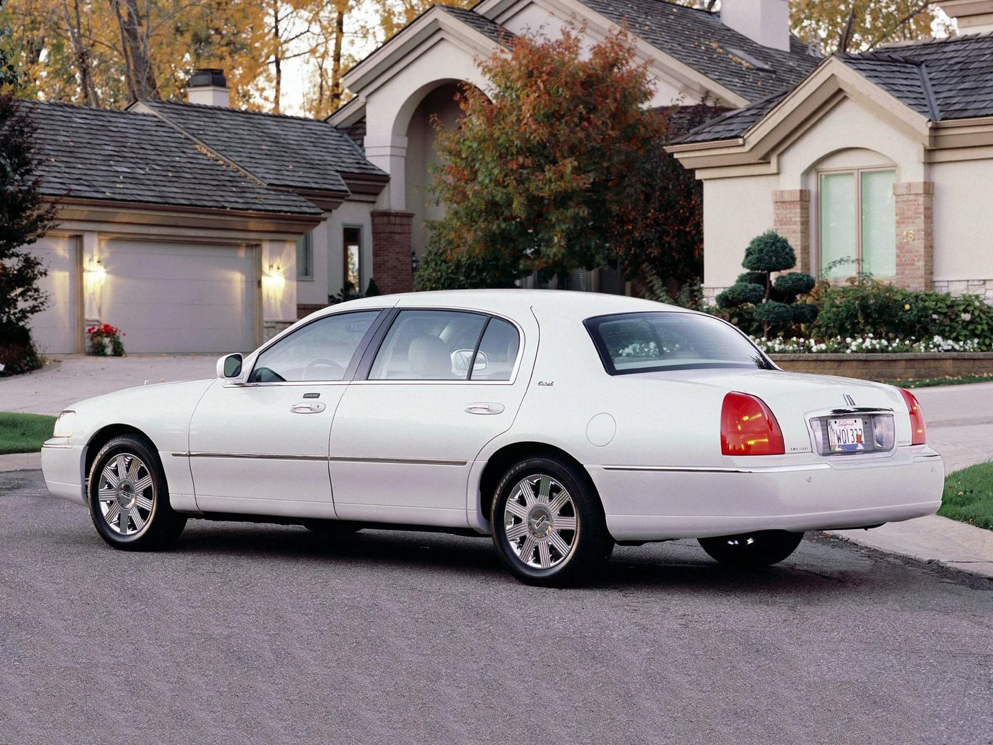 Lincoln_Town_Car_3_generation_restyling__Sedan__3.jpg