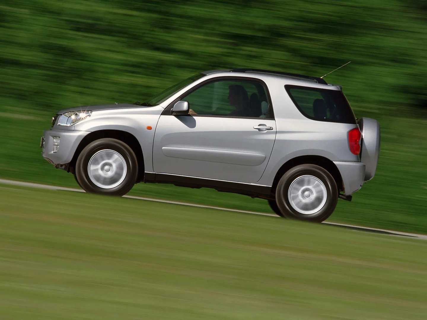 Toyota_RAV4_2_generation__SUV_3-doors__3.jpg