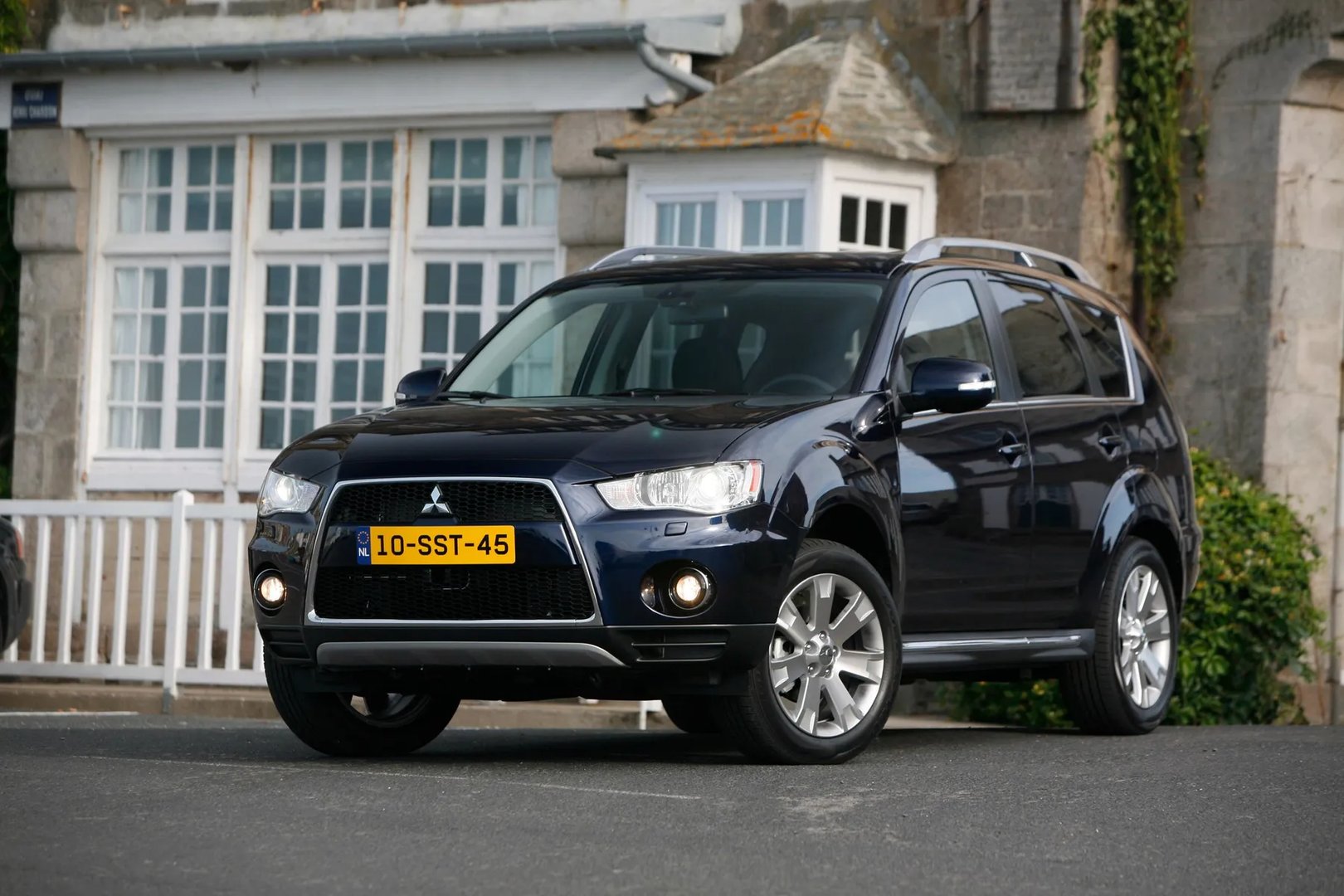Mitsubishi_Outlander_2_generation_restyling__SUV_5-doors__8.jpg