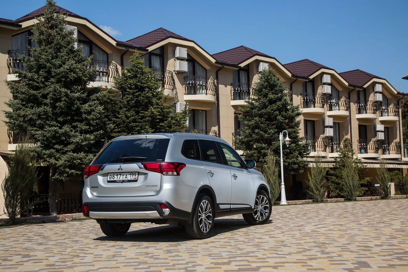 Mitsubishi_Outlander_3_generation_restyling_2__SUV_5-doors__10.jpg
