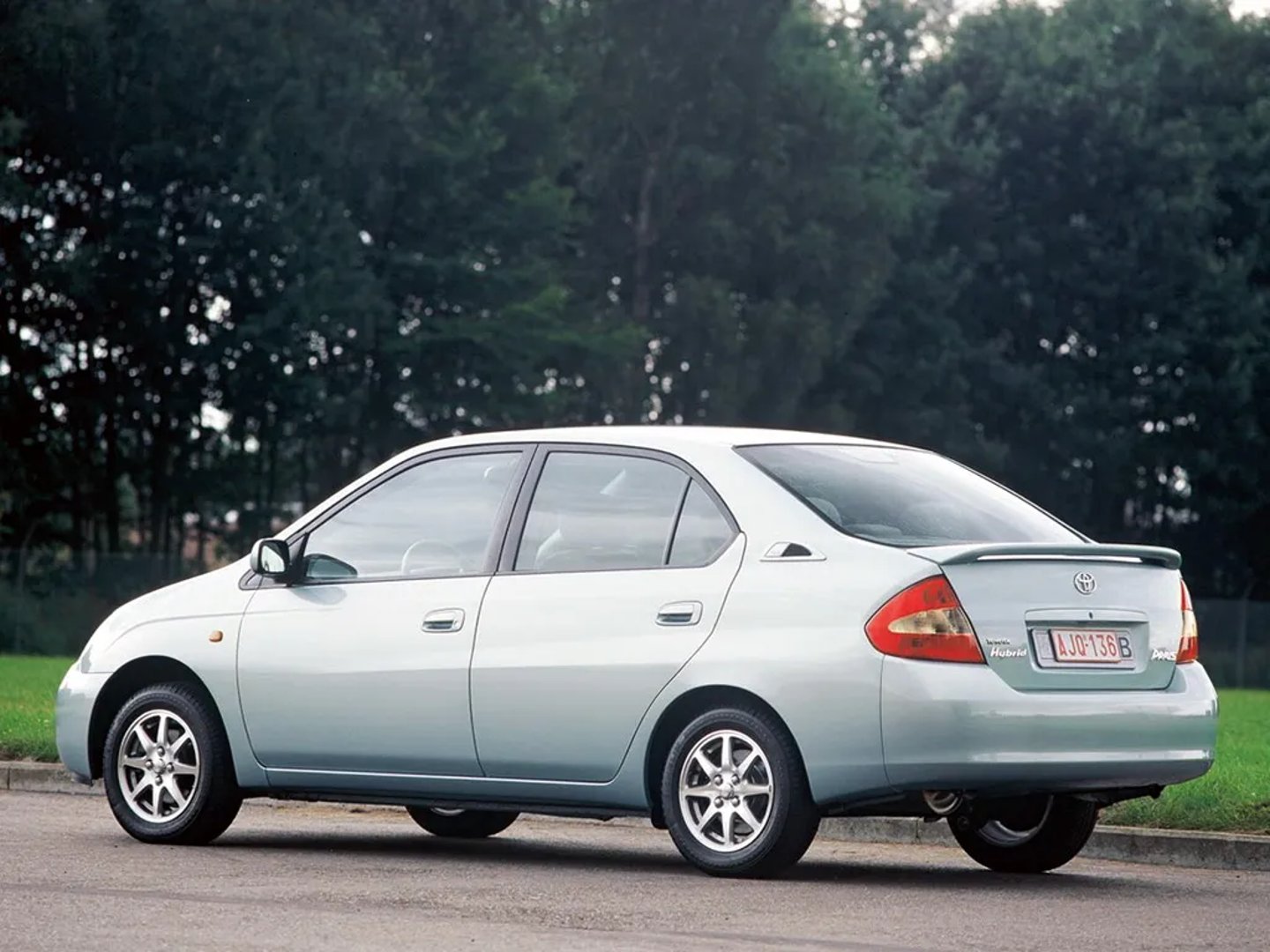Toyota_Prius_1_generation_restyling__Sedan__11.jpg