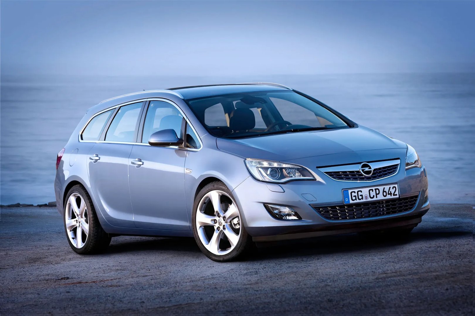 Opel_Astra_4_generation__Estate_5-door__8.jpg