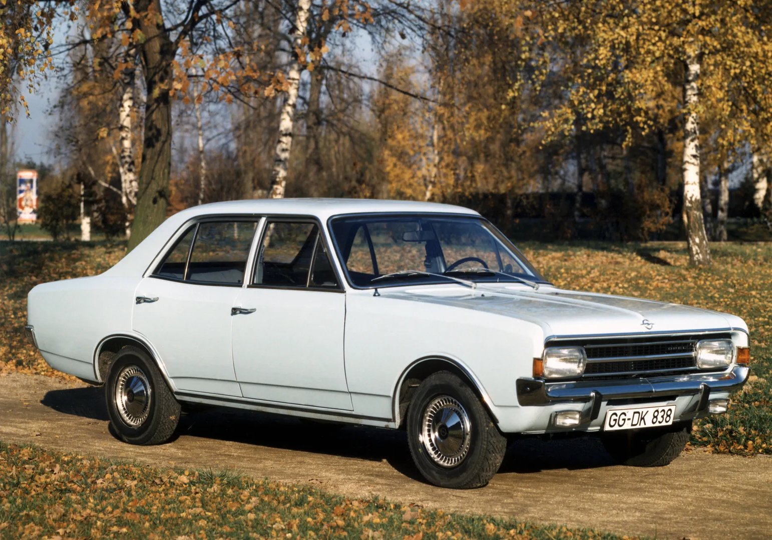 Opel_Rekord_3_generation__Sedan__1.jpg