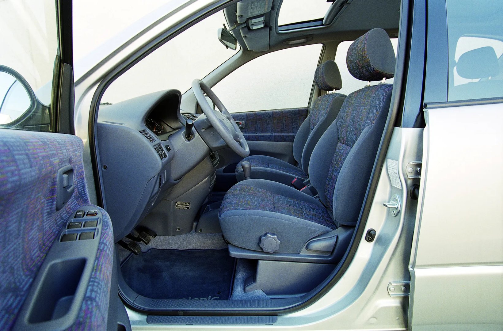 Toyota_Picnic_1_generation__Compact_Van__11.jpg