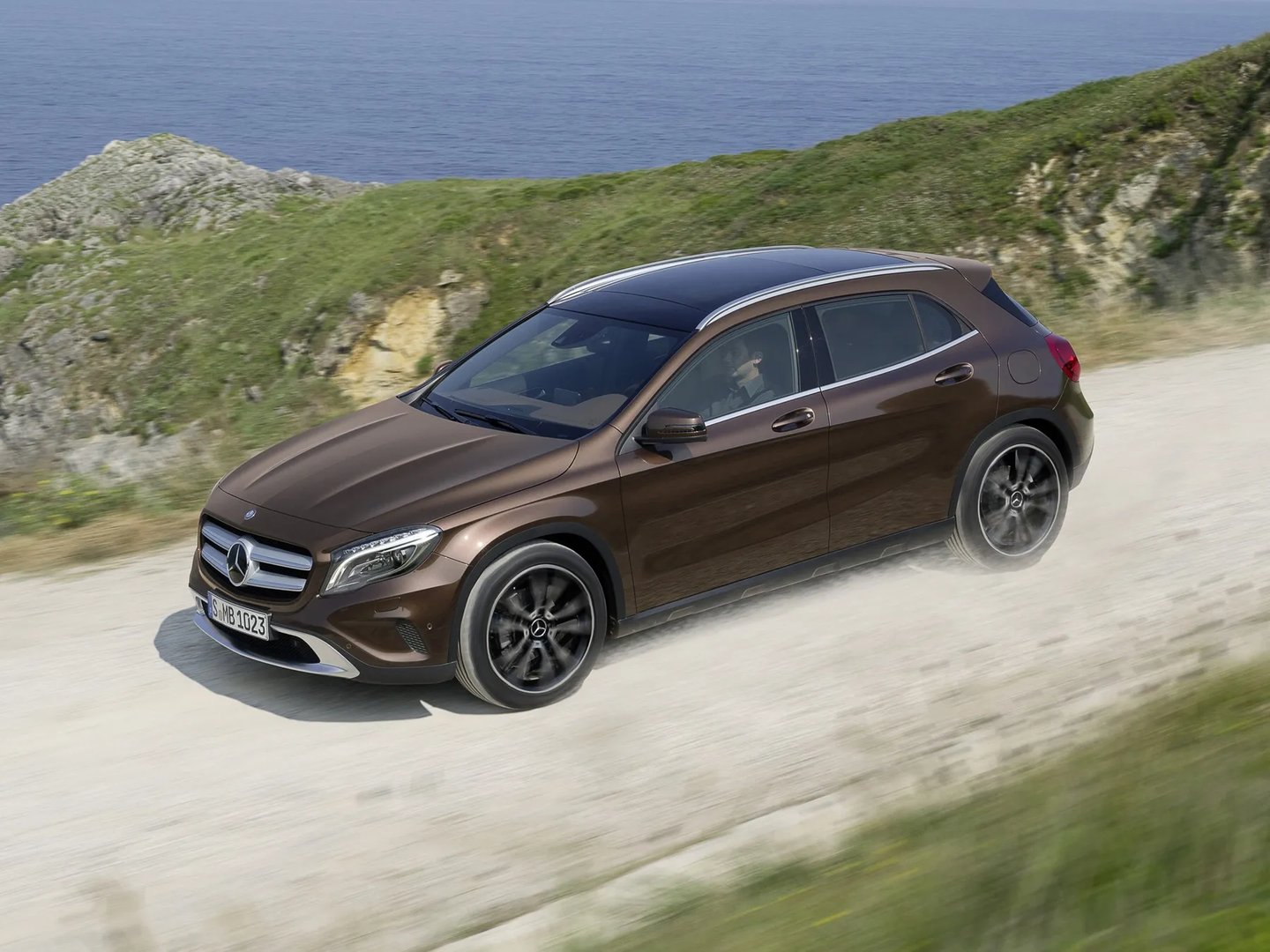Mercedes_GLA_1_generation__SUV_5-doors__5.jpg