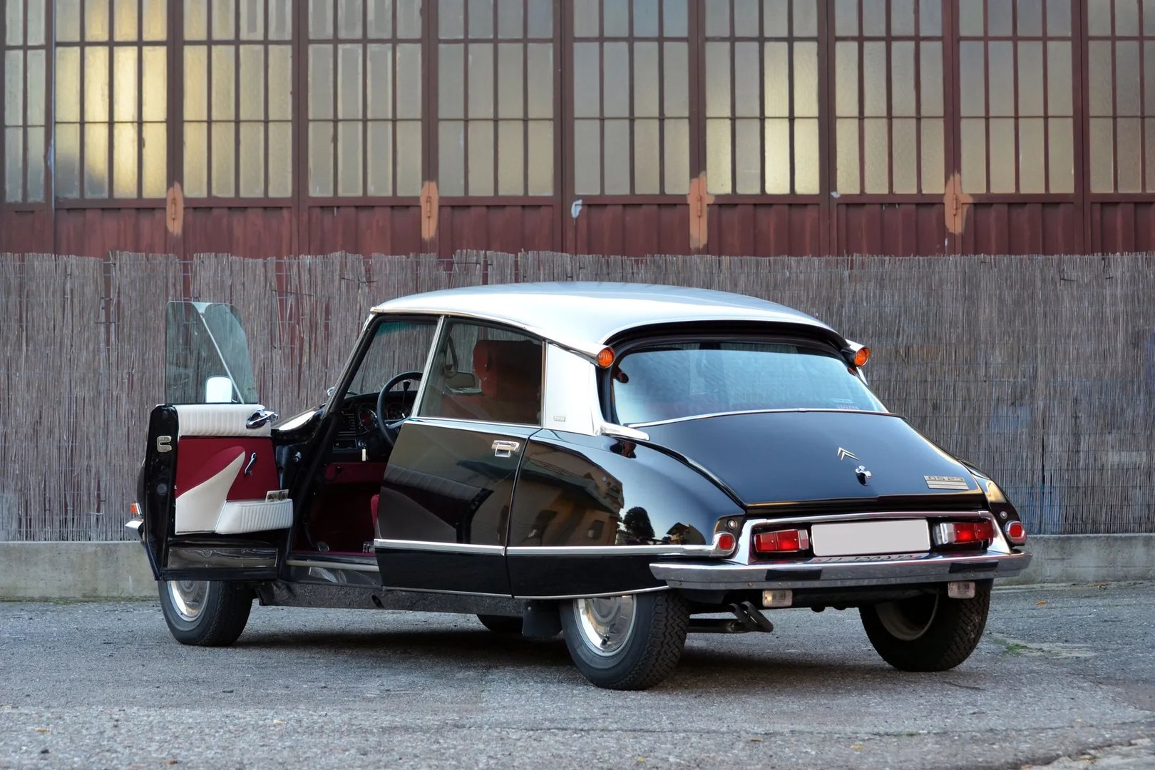 Citroen_DS_1_generation_restyling_2__Sedan__6.jpg