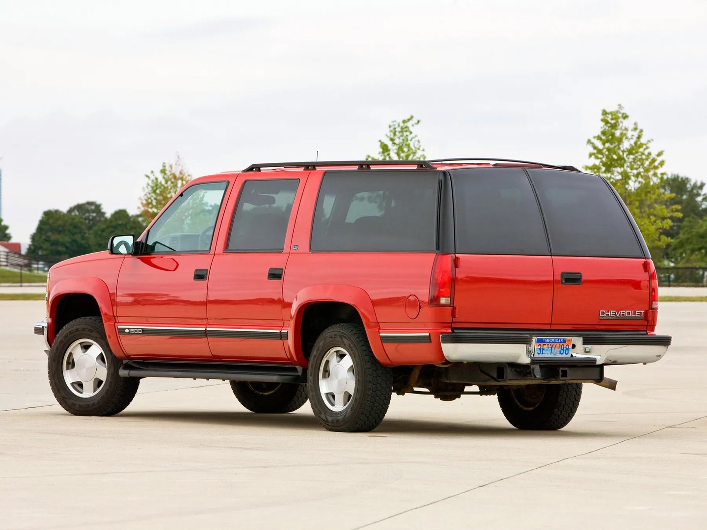 Chevrolet_Suburban_8_generation__SUV_5-doors__1.jpg