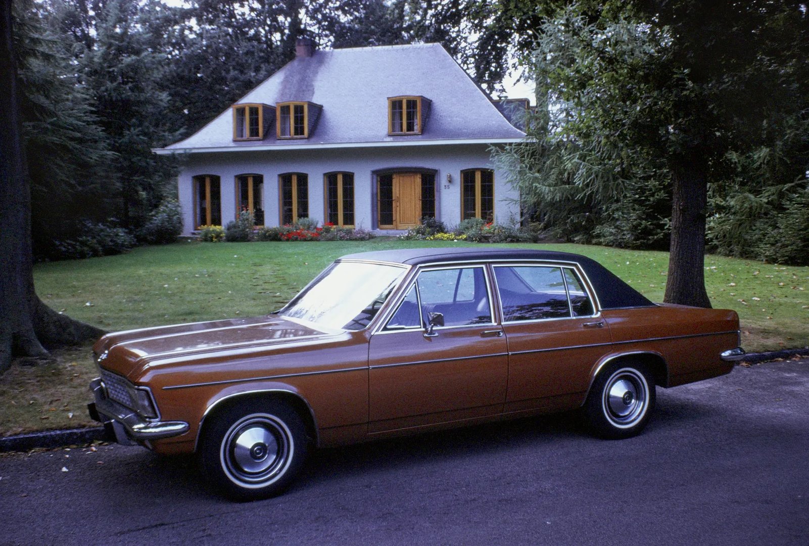 Opel_Admiral_3_generation__Sedan__2.jpg